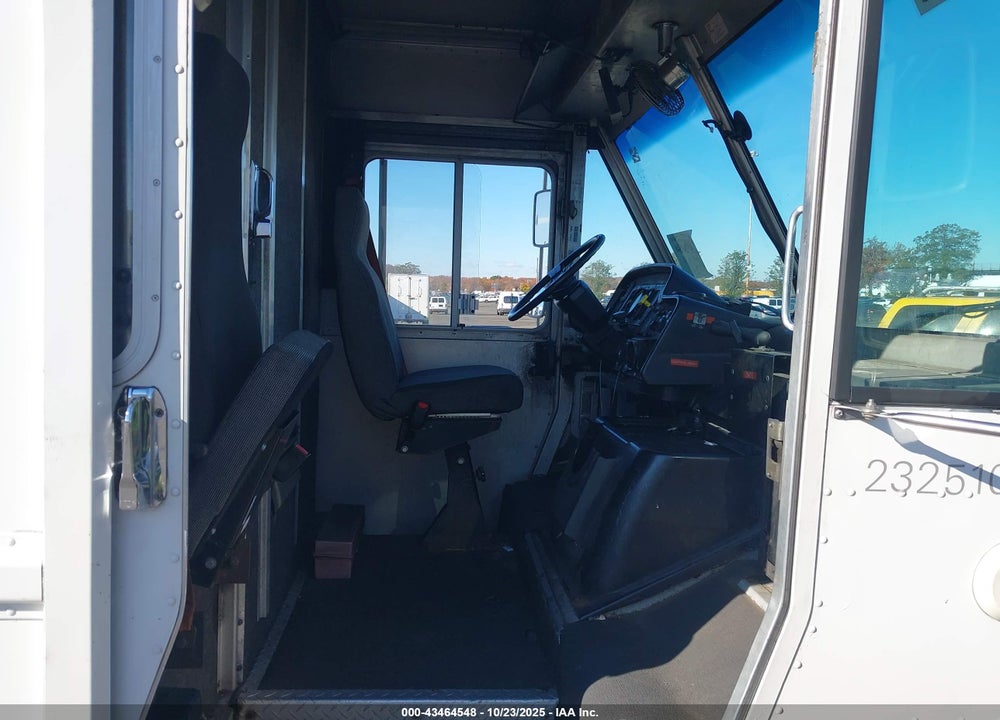 2001 FREIGHTLINER CHASSIS M LINE WALK-IN VAN VIN: 4UZAANBW11CJ22295
