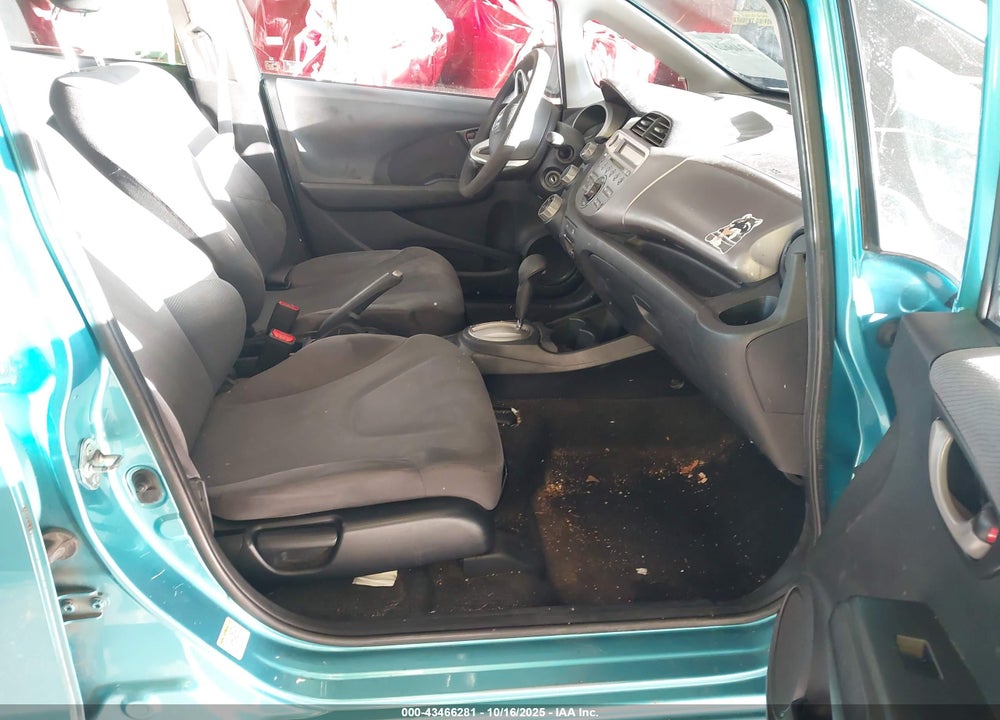 2013 HONDA FIT VIN: JHMGE8H37DC043699