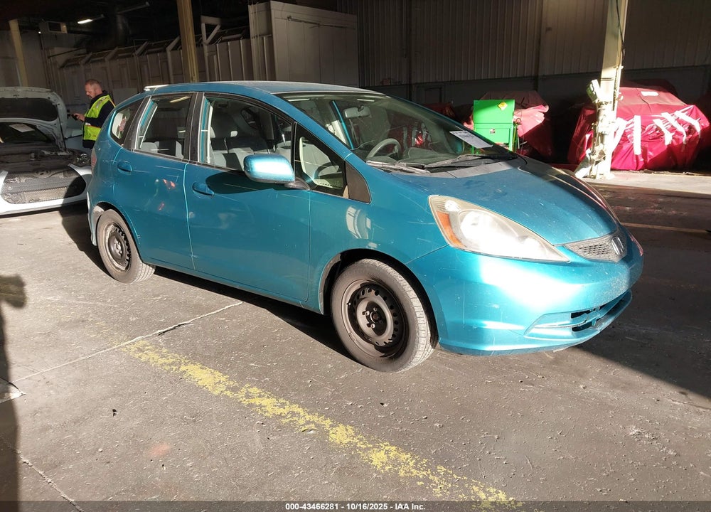 2013 HONDA FIT VIN: JHMGE8H37DC043699