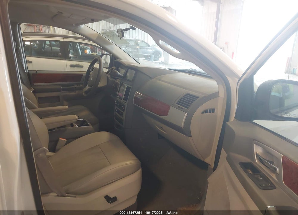 2009 CHRYSLER TOWN & COUNTRY VIN: 2A8HR54179R596910
