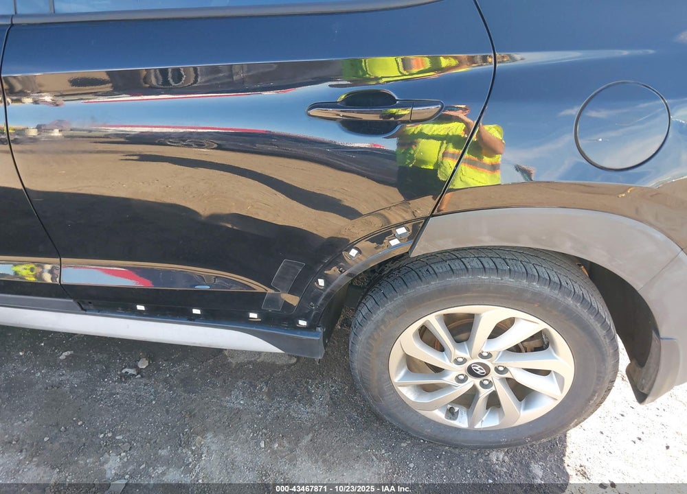 2017 HYUNDAI TUCSON VIN: KM8J33A47HU562072