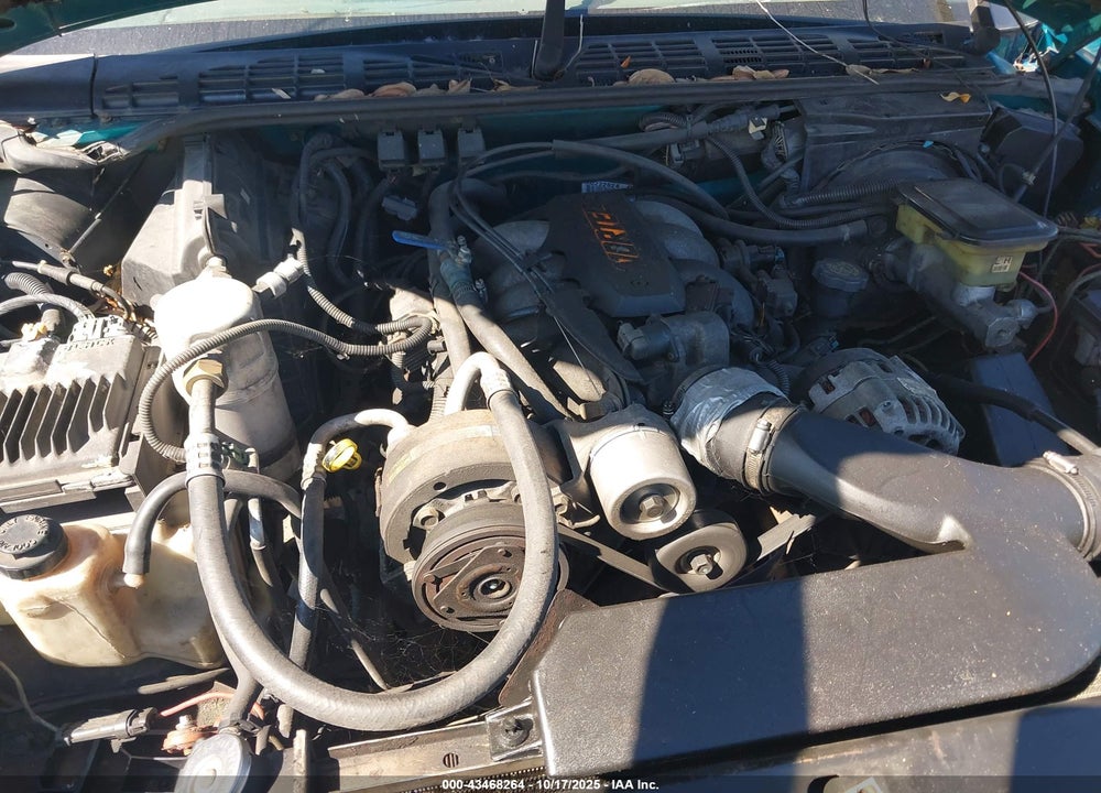 1995 CHEVROLET BLAZER VIN: 1GNDT13WXS2260600