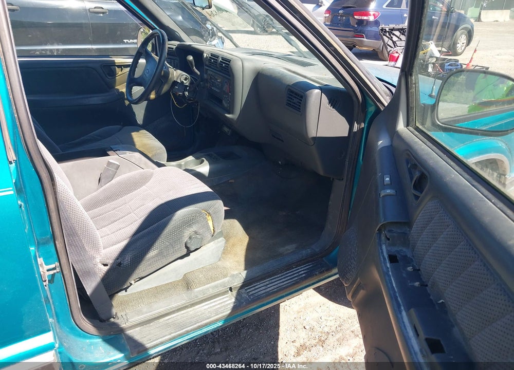 1995 CHEVROLET BLAZER VIN: 1GNDT13WXS2260600