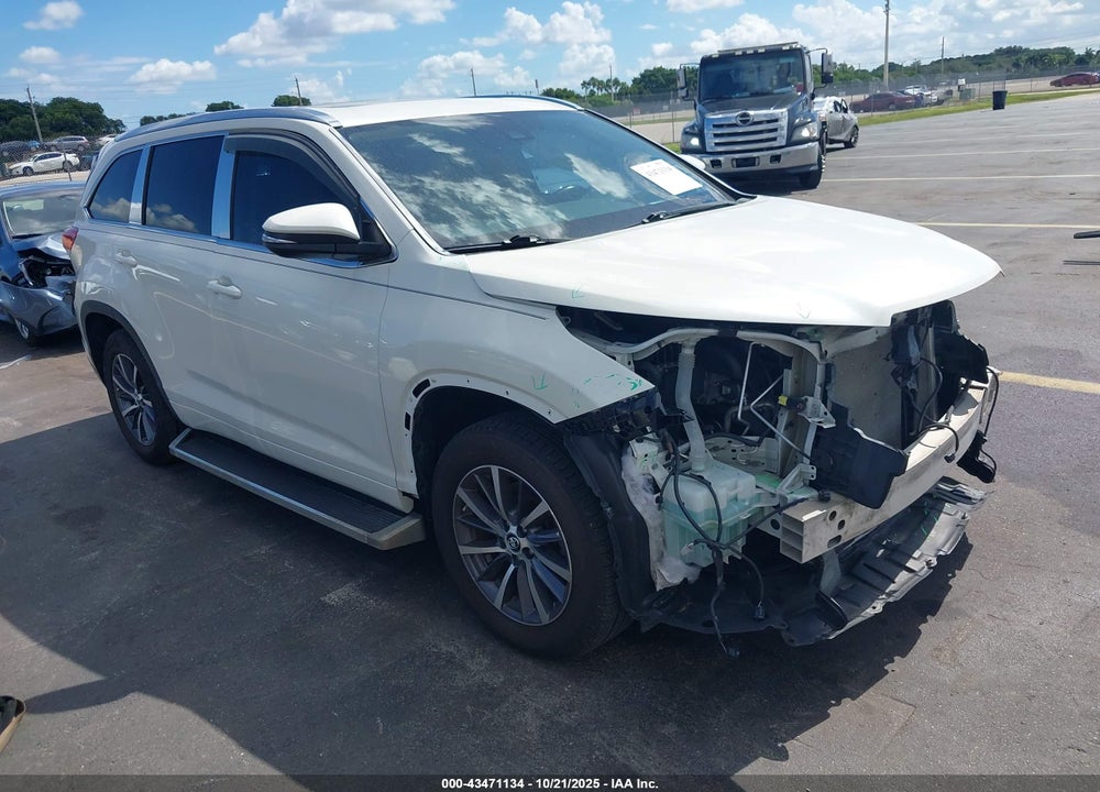 2018 TOYOTA HIGHLANDER XLE VIN: 5TDKZRFH8JS537522