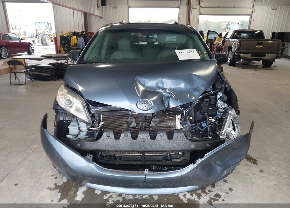 2013 TOYOTA SIENNA XLE V6 8 PASSENGER VIN: 5TDYK3DC9DS328717