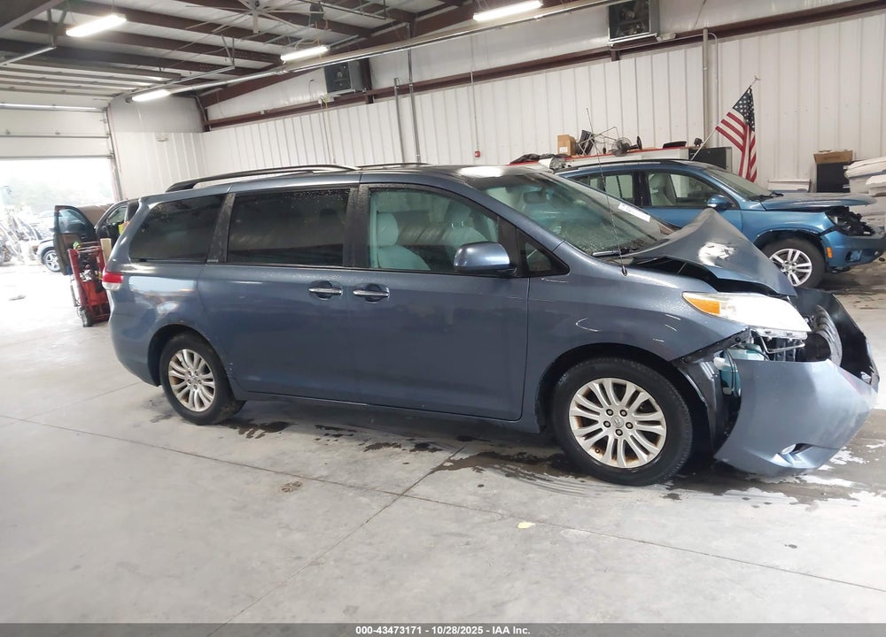2013 TOYOTA SIENNA XLE V6 8 PASSENGER VIN: 5TDYK3DC9DS328717