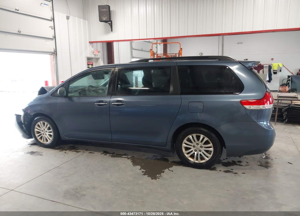 2013 TOYOTA SIENNA XLE V6 8 PASSENGER VIN: 5TDYK3DC9DS328717