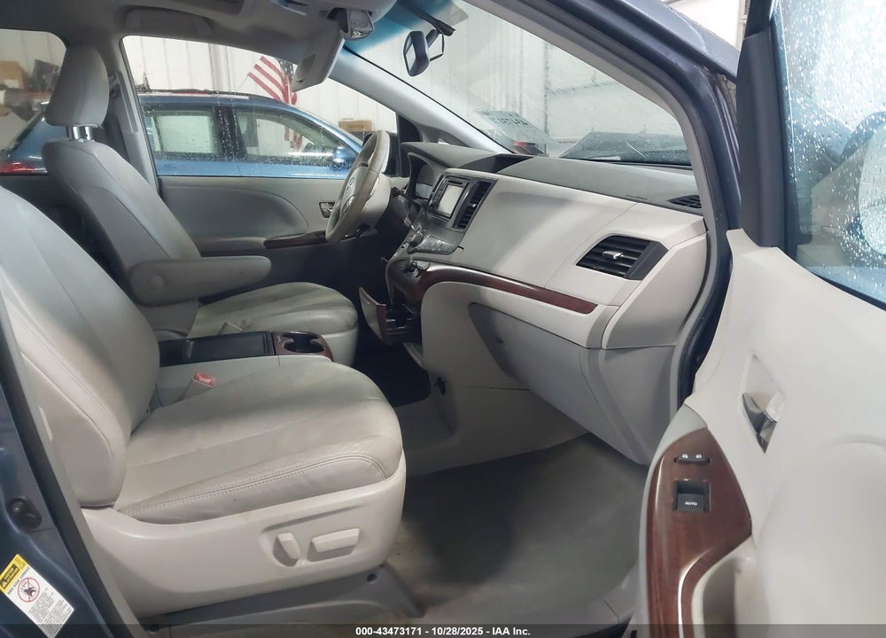 2013 TOYOTA SIENNA XLE V6 8 PASSENGER VIN: 5TDYK3DC9DS328717