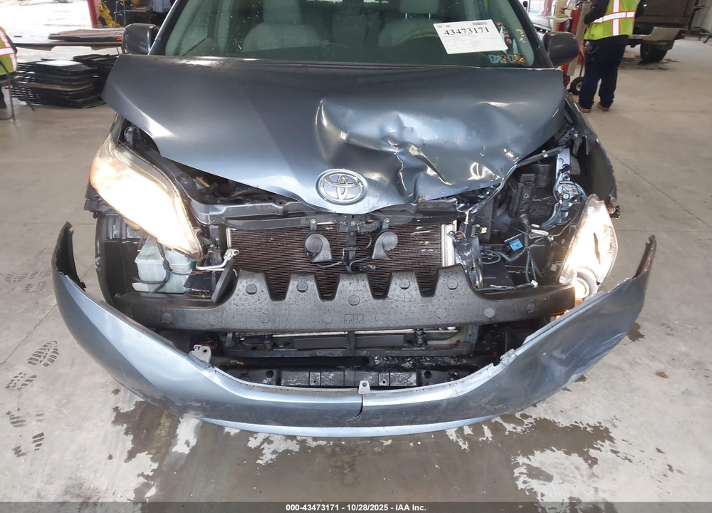 2013 TOYOTA SIENNA XLE V6 8 PASSENGER VIN: 5TDYK3DC9DS328717