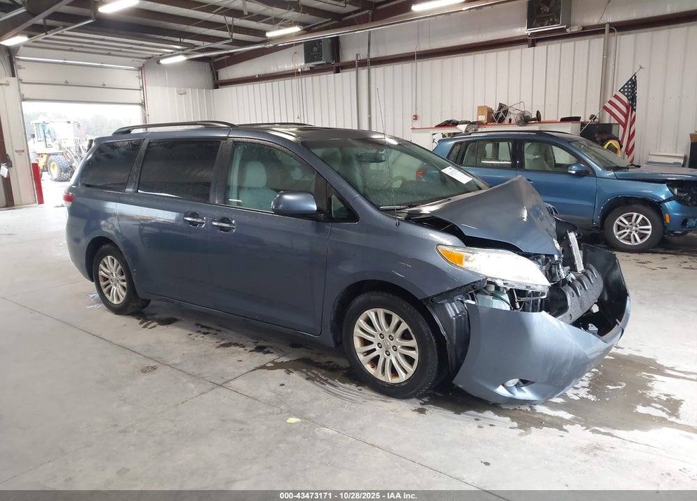2013 TOYOTA SIENNA XLE V6 8 PASSENGER VIN: 5TDYK3DC9DS328717