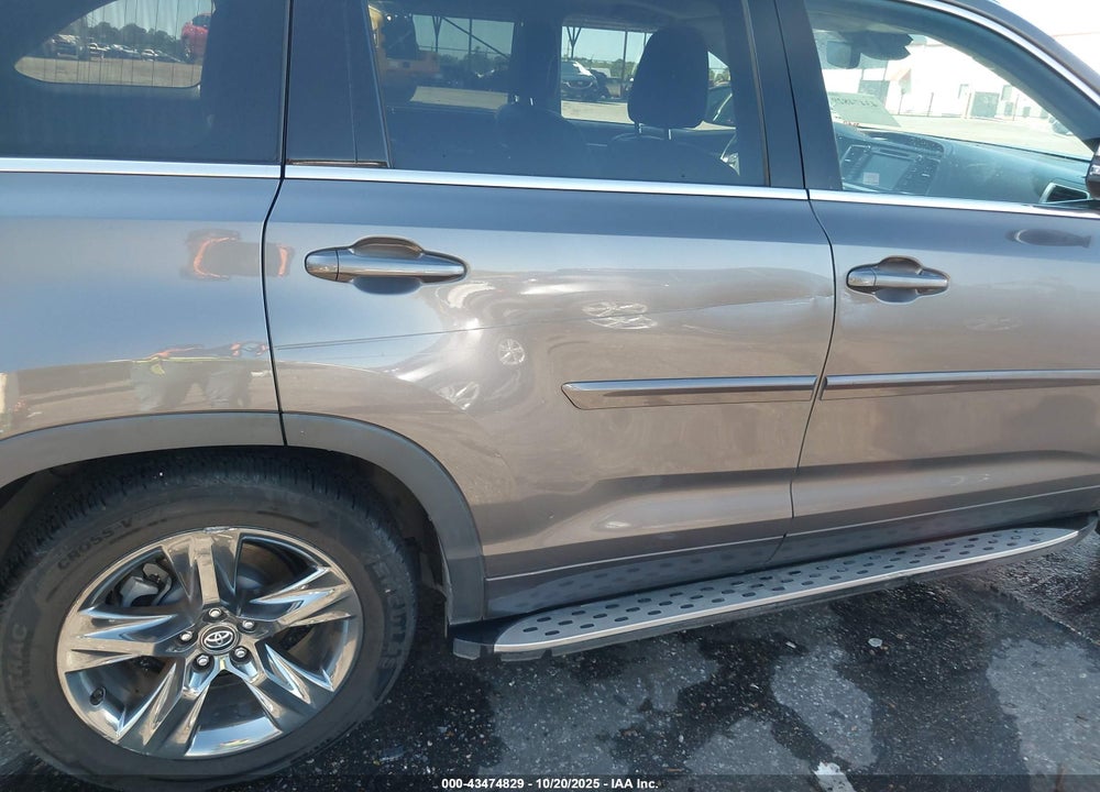 2017 TOYOTA HIGHLANDER LIMITED/PLATINUM VIN: 5TDYZRFH0HS200718