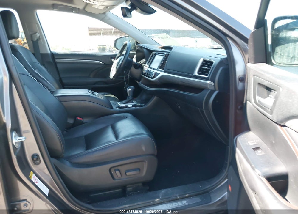 2017 TOYOTA HIGHLANDER LIMITED/PLATINUM VIN: 5TDYZRFH0HS200718
