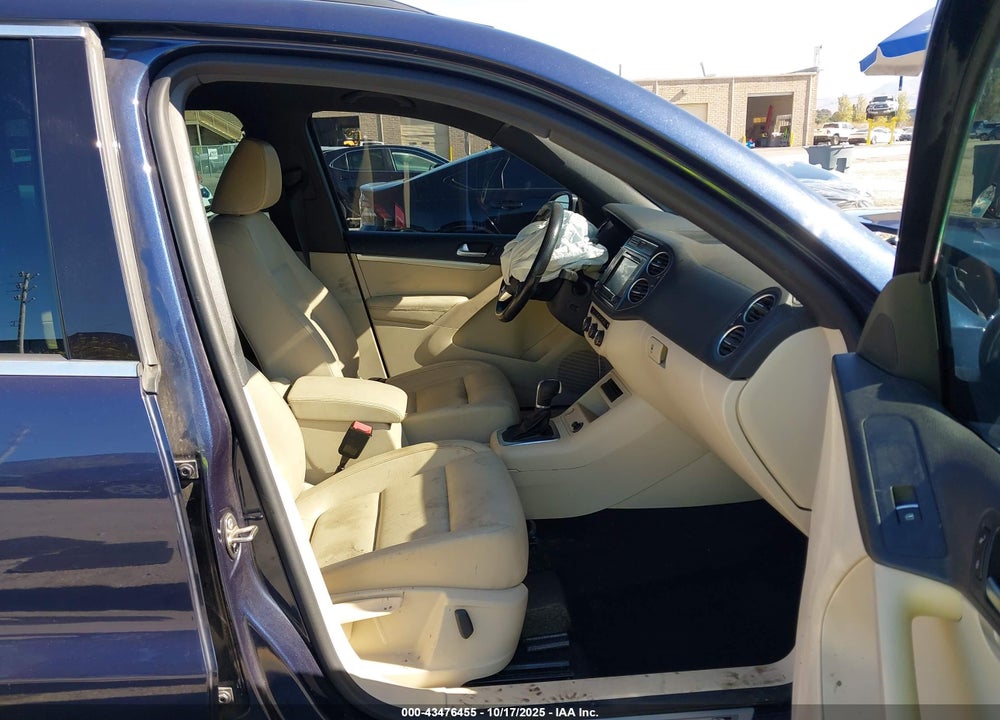 2016 VOLKSWAGEN TIGUAN VIN: WVGAV7AX9GW085420