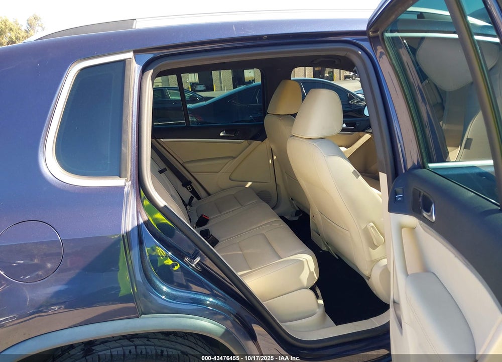 2016 VOLKSWAGEN TIGUAN VIN: WVGAV7AX9GW085420