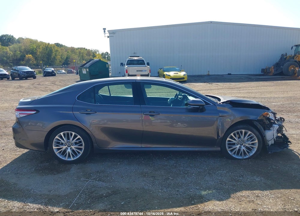 2018 TOYOTA CAMRY XLE VIN: 4T1B11HK5JU137197