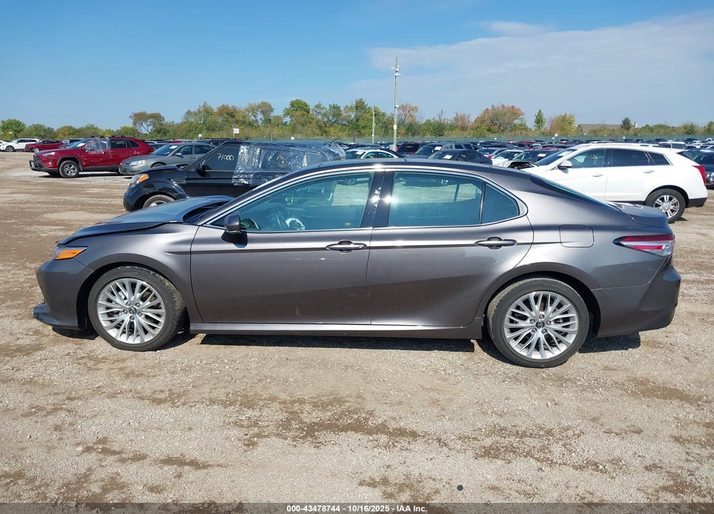 2018 TOYOTA CAMRY XLE VIN: 4T1B11HK5JU137197