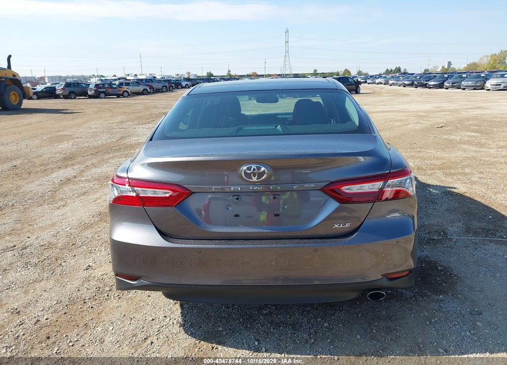 2018 TOYOTA CAMRY XLE VIN: 4T1B11HK5JU137197