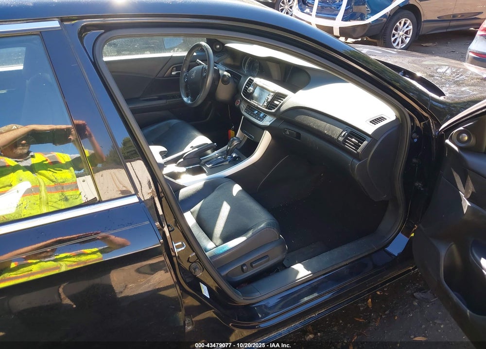 2013 HONDA ACCORD VIN: 1HGCR3F85DA024538