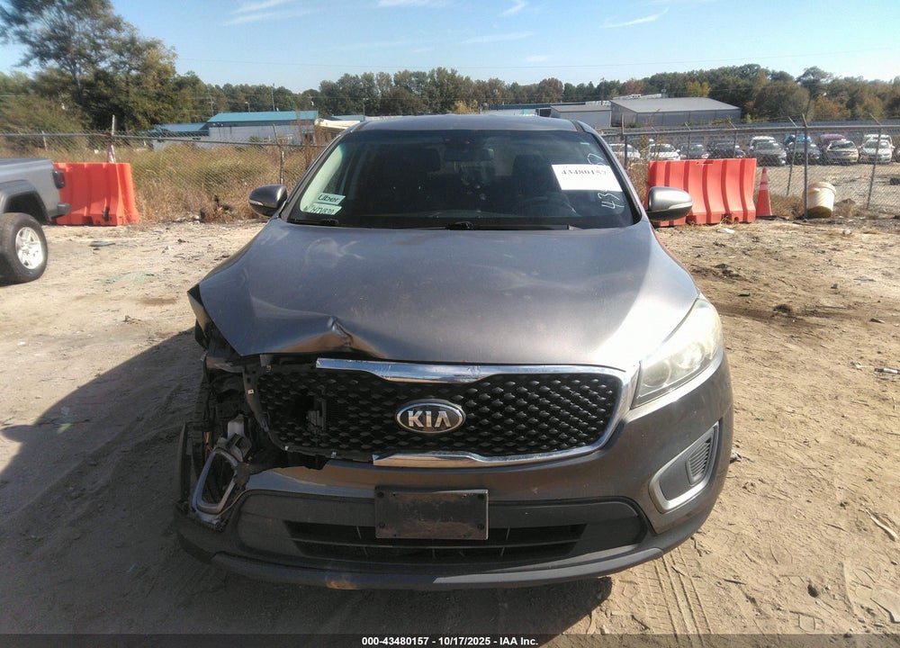 2016 KIA SORENTO VIN: 5XYPG4A31GG074882