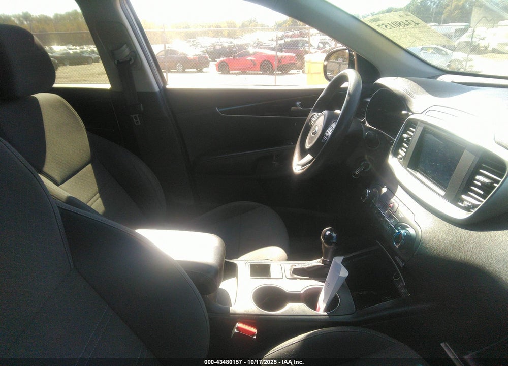 2016 KIA SORENTO VIN: 5XYPG4A31GG074882