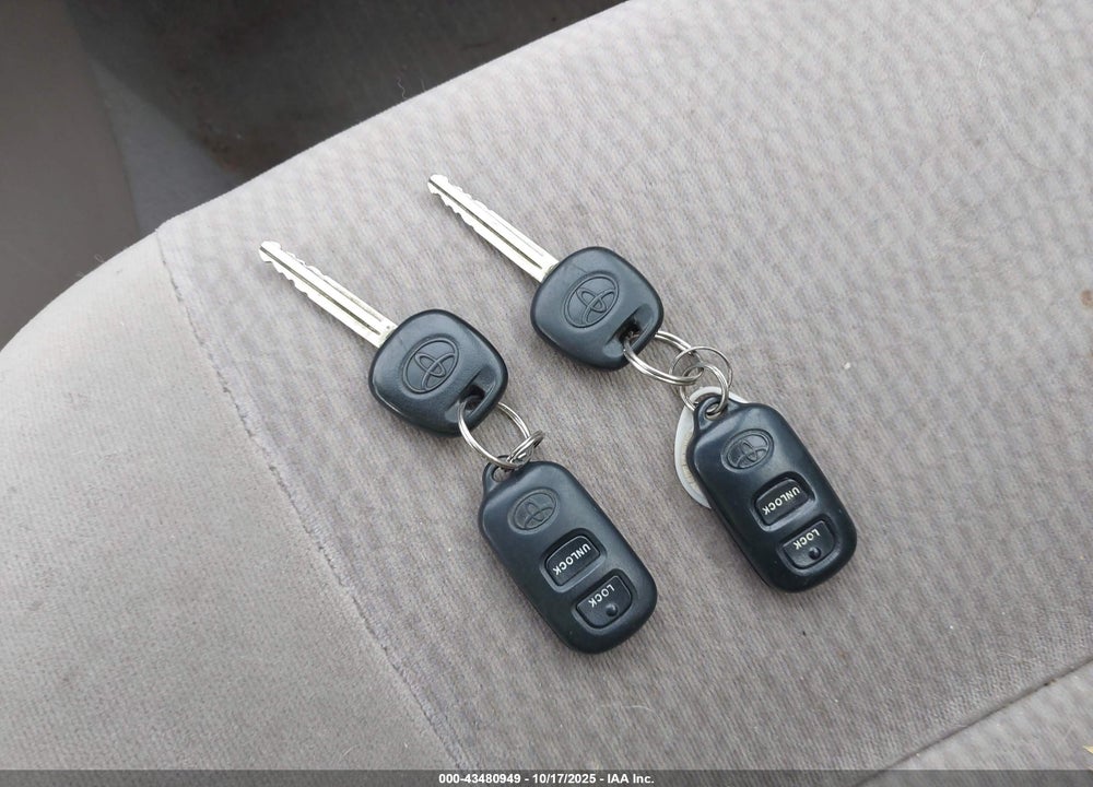 2005 TOYOTA COROLLA LE VIN: 1NXBR32E45Z390704