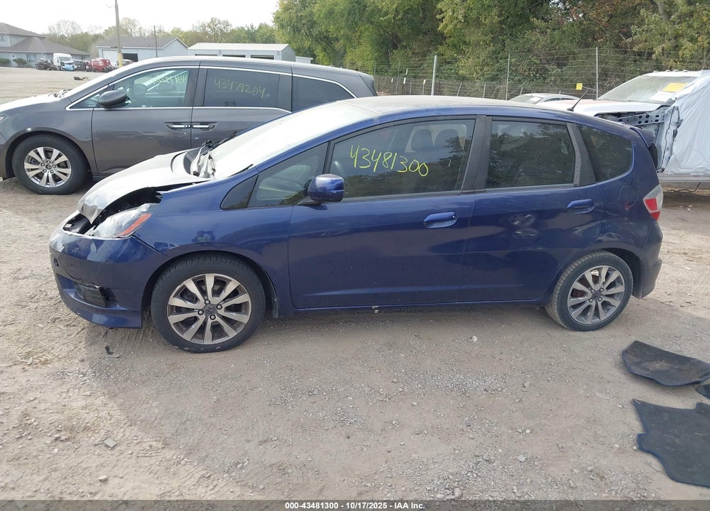 2013 HONDA FIT VIN: JHMGE8H51DC037995