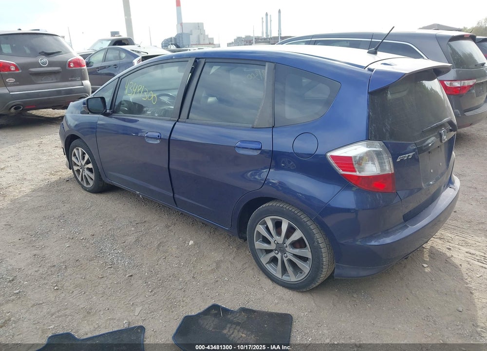 2013 HONDA FIT VIN: JHMGE8H51DC037995