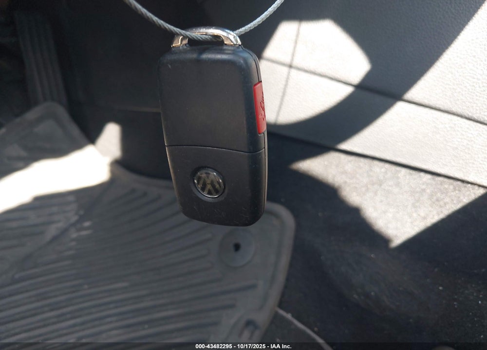 2014 VOLKSWAGEN JETTA HYBRID SEL PREMIUM VIN: 3VW637AJ0EM210827
