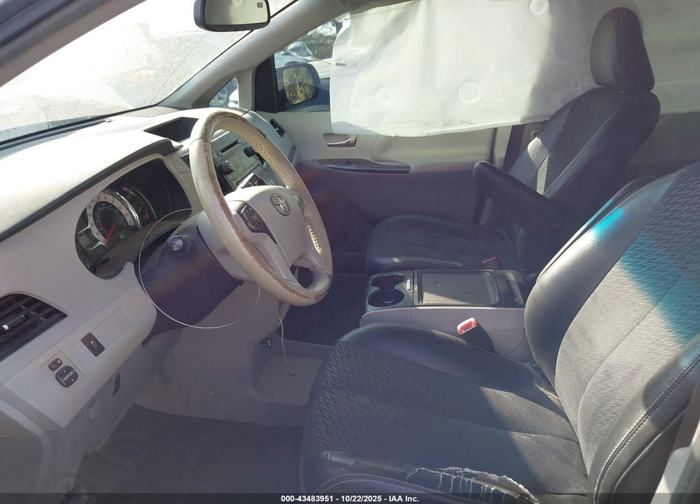 2014 TOYOTA SIENNA SE 8 PASSENGER VIN: 5TDXK3DC5ES463206