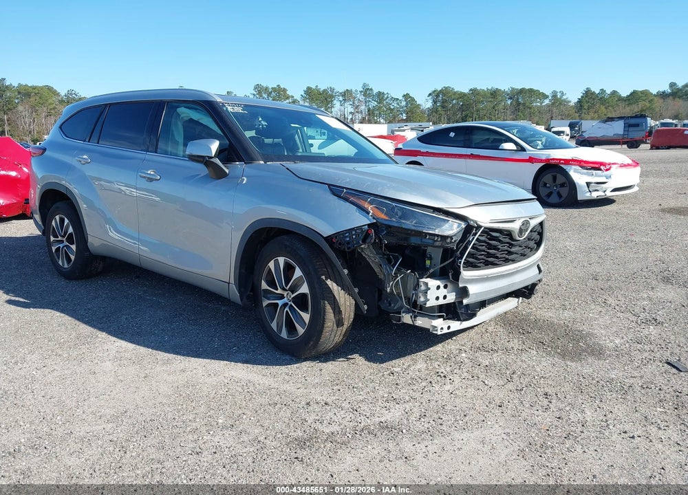 2022 TOYOTA HIGHLANDER XLE VIN: 5TDHZRAH3NS127587