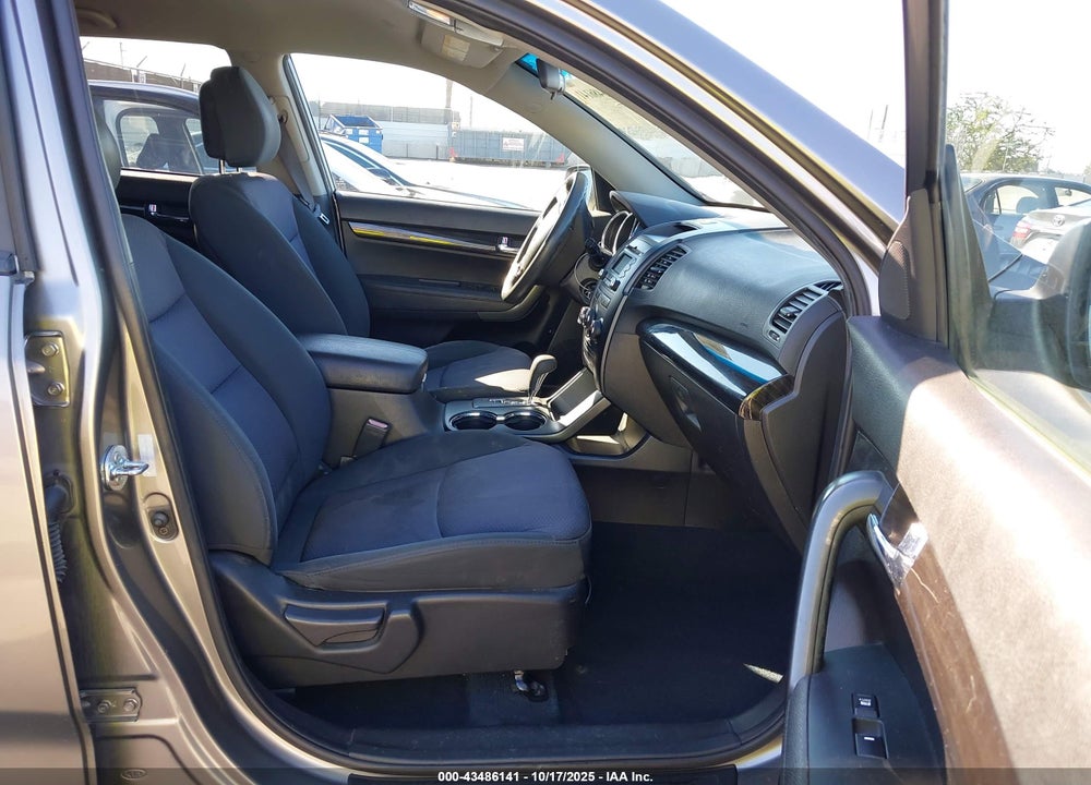 2011 KIA SORENTO VIN: 5XYKT4A21BG160733