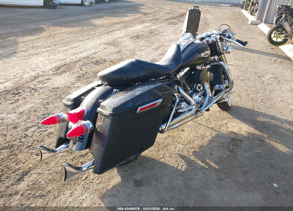 2014 HARLEY-DAVIDSON FLHR ROAD KING VIN: 1HD1FBM15EB657095