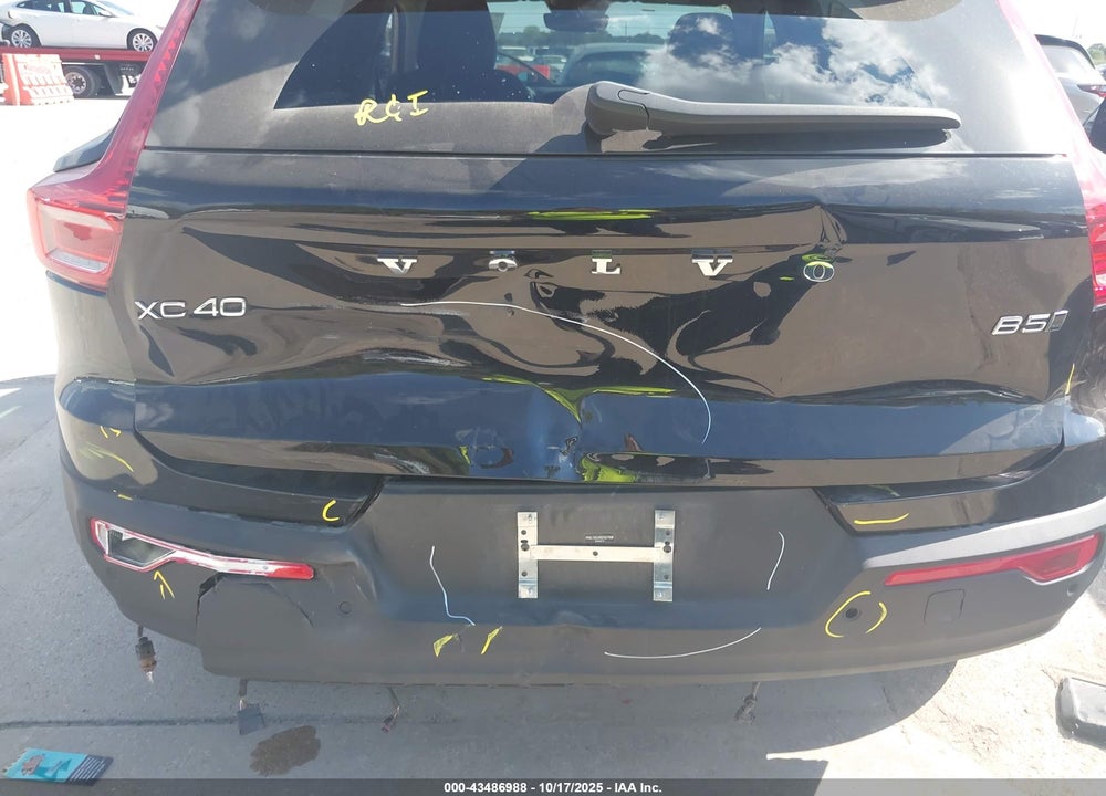 2025 VOLVO XC40 VIN: YV4L12UJXS2557950