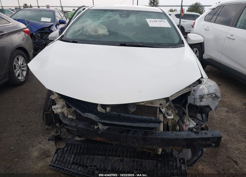 2018 TOYOTA COROLLA LE VIN: 5YFBURHE7JP756661