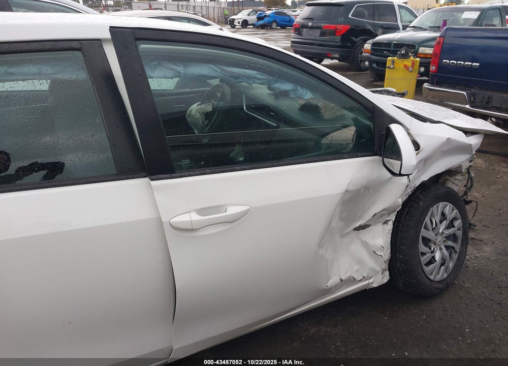 2018 TOYOTA COROLLA LE VIN: 5YFBURHE7JP756661