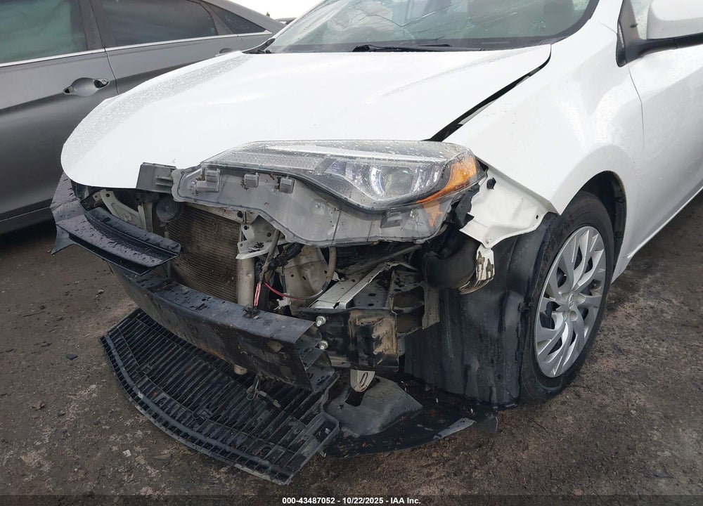 2018 TOYOTA COROLLA LE VIN: 5YFBURHE7JP756661