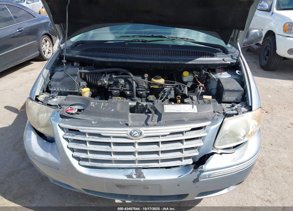 2005 CHRYSLER TOWN & COUNTRY LIMITED VIN: 2C8GP64L15R196995