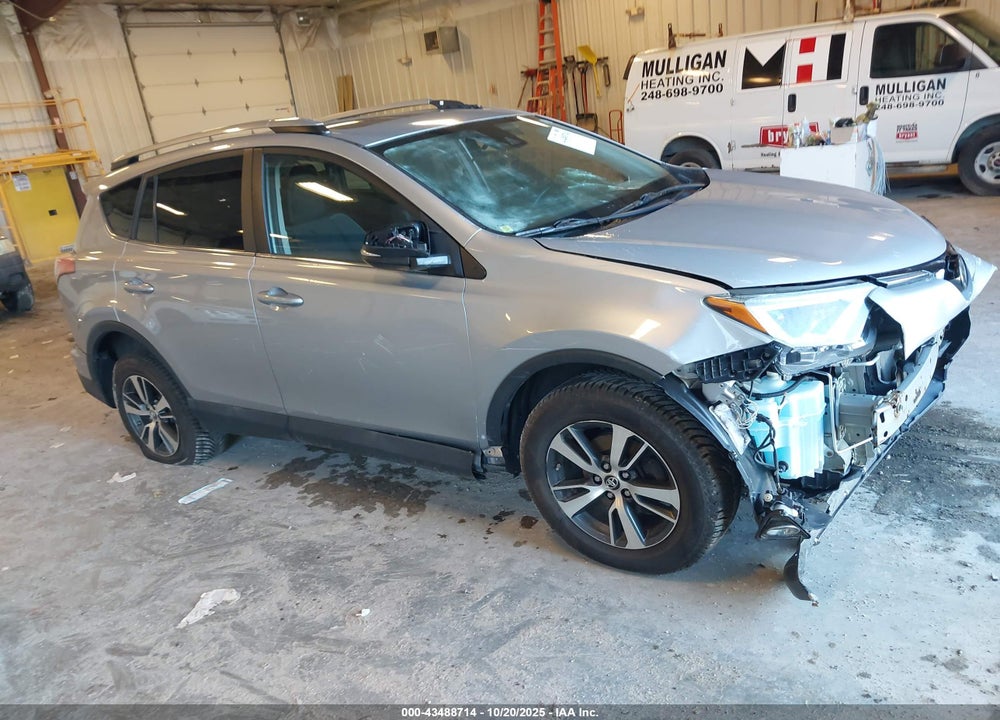 2018 TOYOTA RAV4 XLE VIN: 2T3RFREV5JW815547