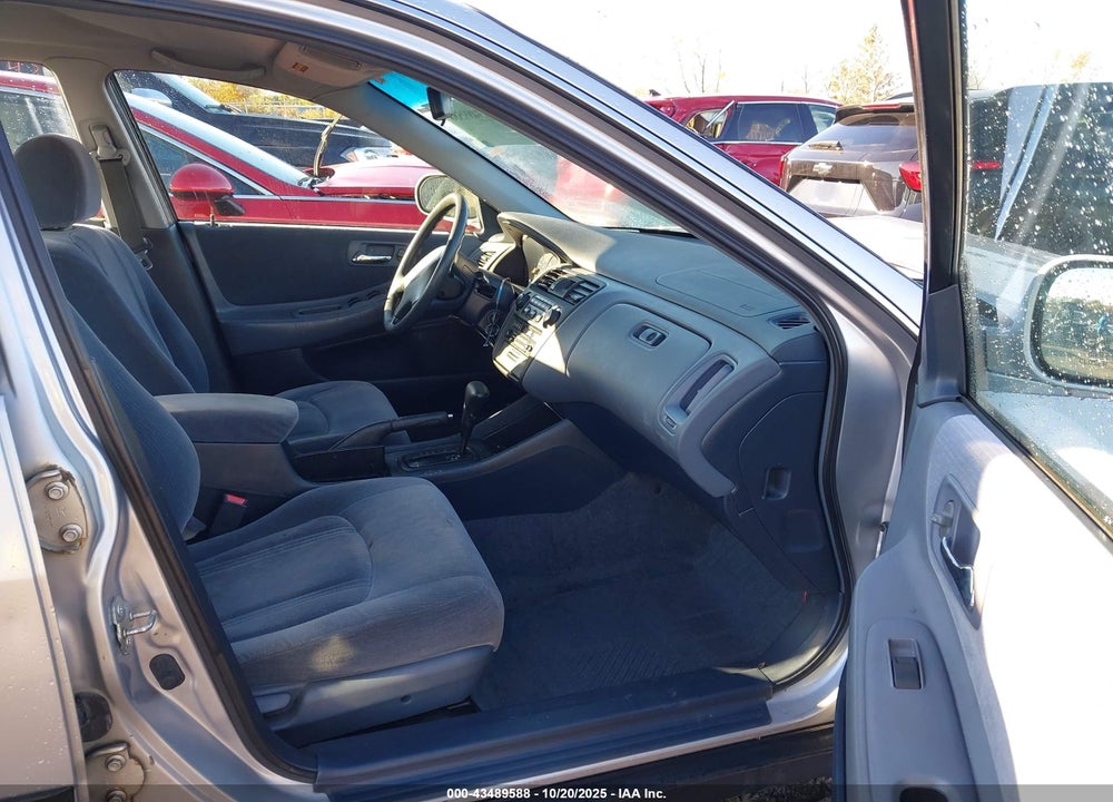 2000 HONDA ACCORD 2.3 LX VIN: 1HGCG5647YA038672