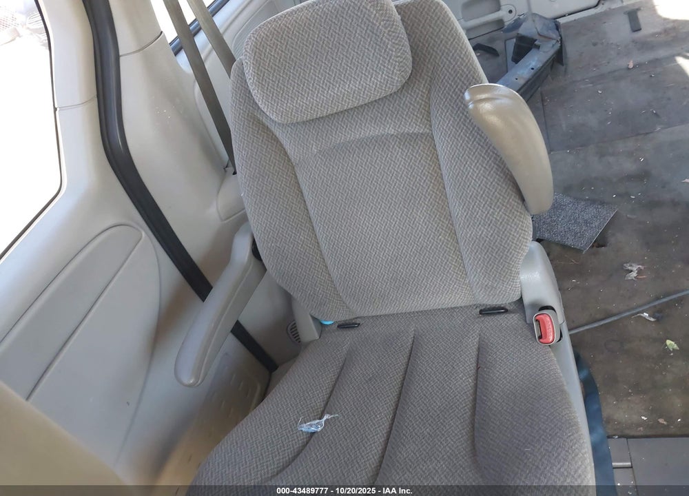 2007 CHRYSLER TOWN & COUNTRY LX VIN: 2A4GP44R47R245307