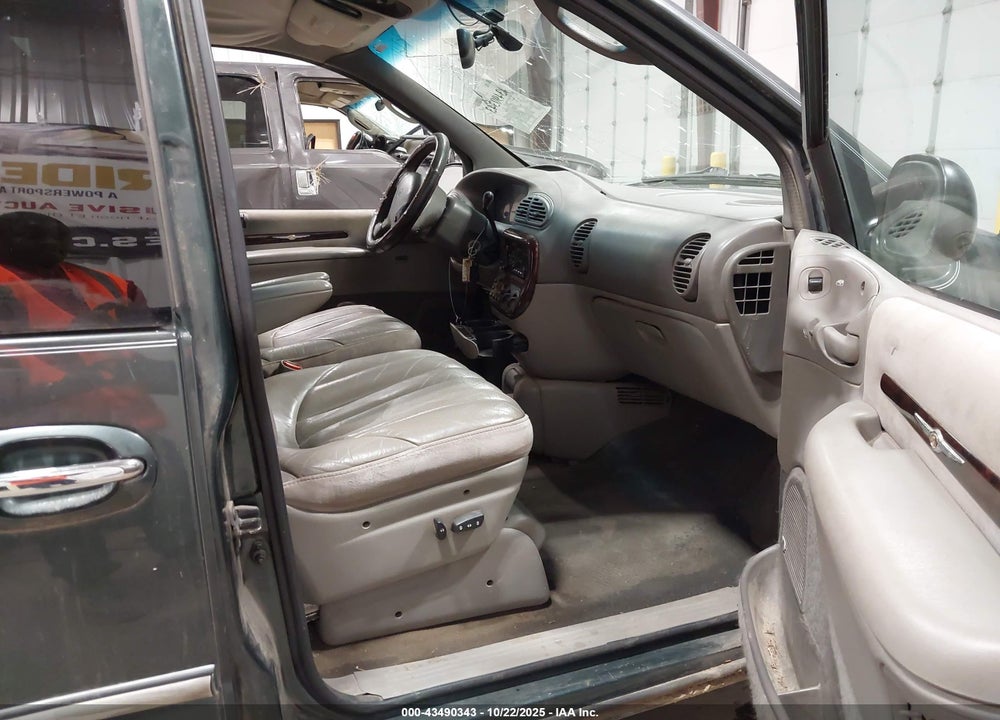 2000 CHRYSLER TOWN & COUNTRY LIMITED VIN: 1C4GP64L7YB653460