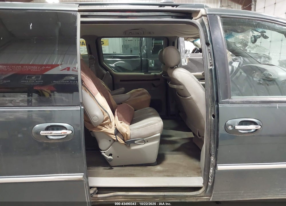 2000 CHRYSLER TOWN & COUNTRY LIMITED VIN: 1C4GP64L7YB653460