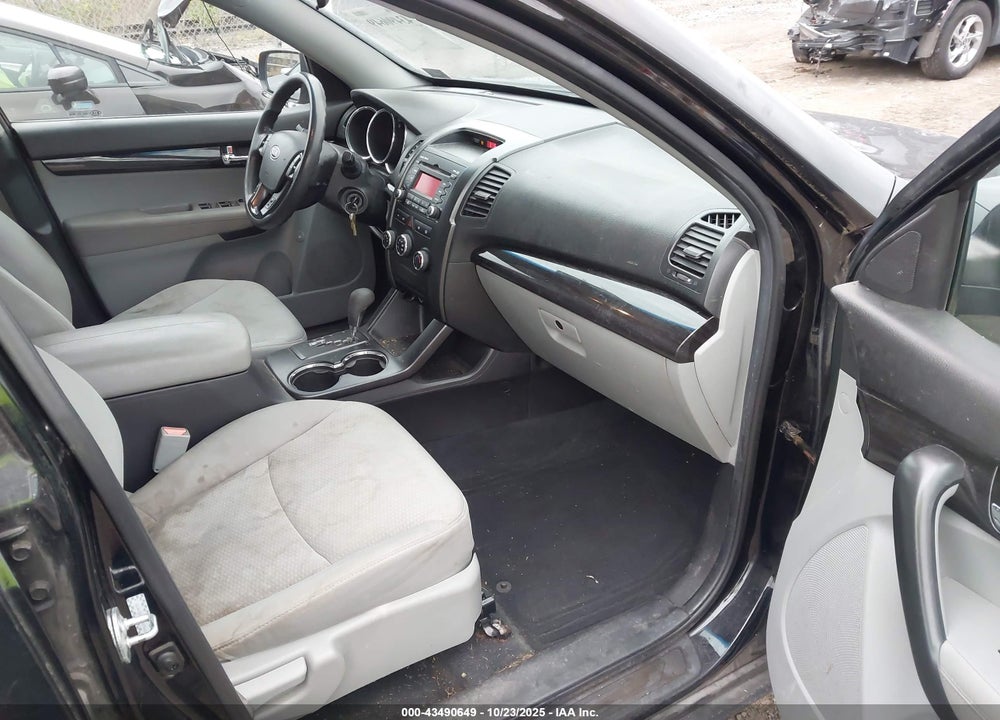 2011 KIA SORENTO LX V6 VIN: 5XYKTDA25BG075636