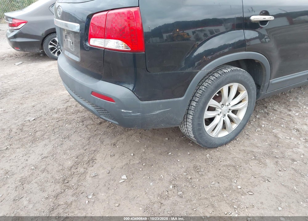 2011 KIA SORENTO LX V6 VIN: 5XYKTDA25BG075636