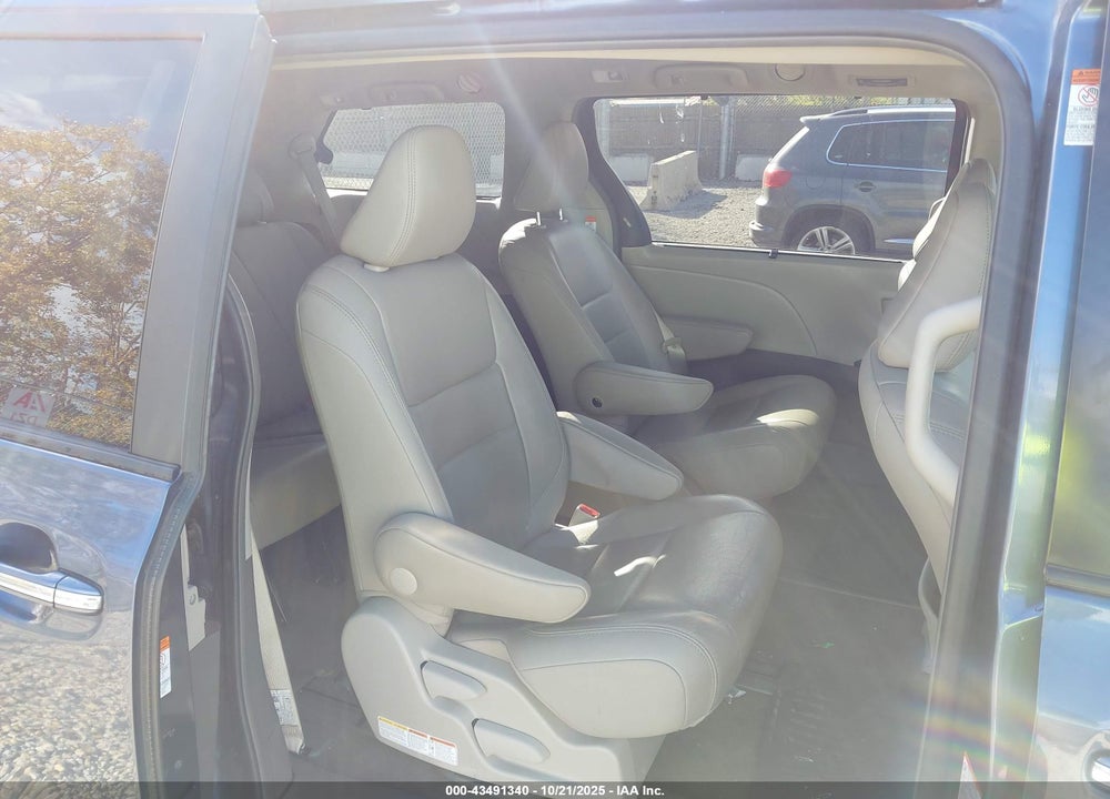 2015 TOYOTA SIENNA XLE 7 PASSENGER VIN: 5TDDK3DC4FS103106