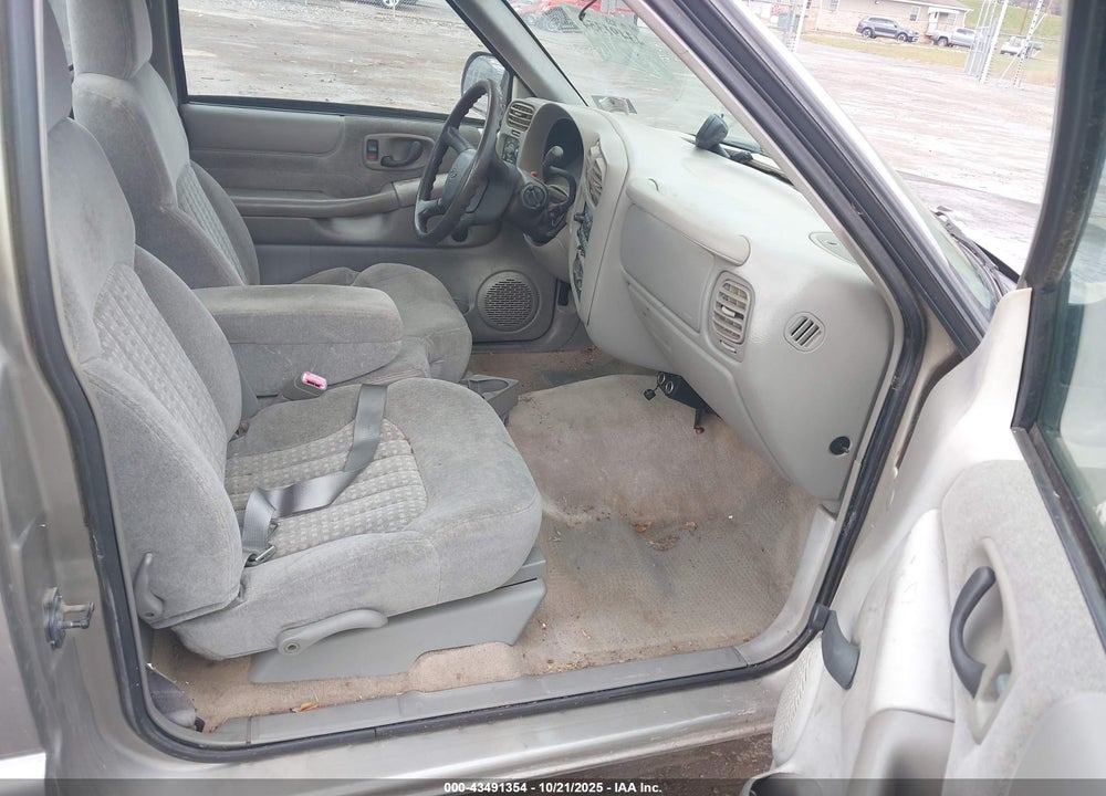2000 CHEVROLET S-10 LS VIN: 1GCCS14W6Y8144158