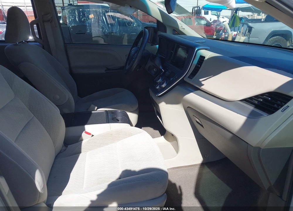 2017 TOYOTA SIENNA LE 8 PASSENGER VIN: 5TDKZ3DCXHS863837