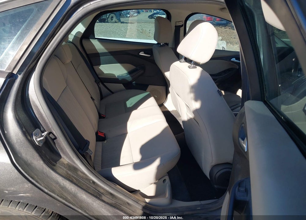 2015 FORD FOCUS SE VIN: 1FADP3F22FL281481