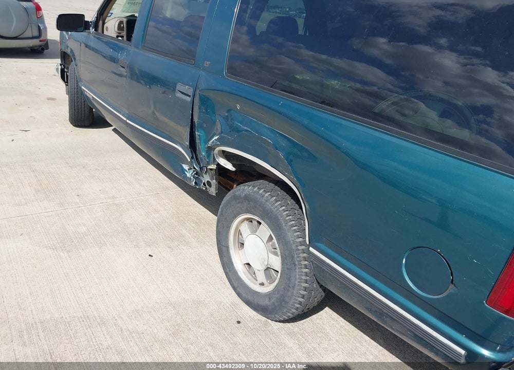 1996 CHEVROLET SUBURBAN C1500 VIN: 1GNEC16R2TJ418901