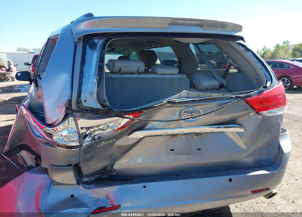 2013 TOYOTA SIENNA XLE V6 8 PASSENGER VIN: 5TDYK3DC2DS301228